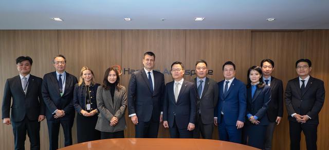 IISS 바스티안 기거리히 소장왼쪽에서 5번째 한화에어로스페이스 손재일 대표이사왼쪽에서 6번째 및 주요 참석자가 단체사진을 촬영하고 있다