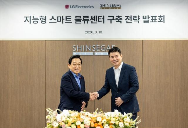 이석구 신세계디에프 대표이사와 정대화 LG전자 생산기술원장사장이 기념촬영을 하고 있다사진신세계면세점