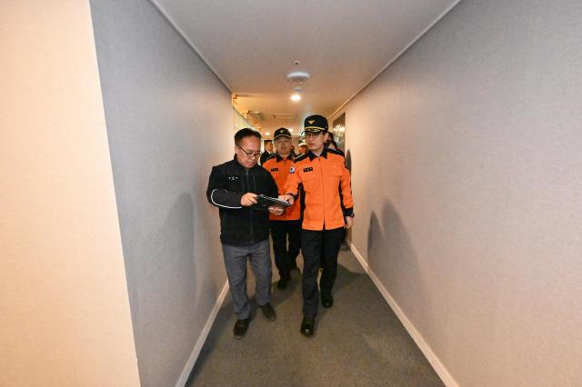 지난 19일 김승룡 소방청장이 BTS 공연에 대비해 서울 시내 숙박시설을 찾아 긴급 현장점검을 실시하며 피난통로 확보 상태를 확인하고 있다 사진소방청