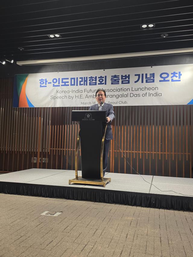 한-인도 미래협회 회장인 신봉길 전 주인도대사가 18일 오찬 강연에서 환영 인사를 하고 있다 한-인도 미래협회 제공