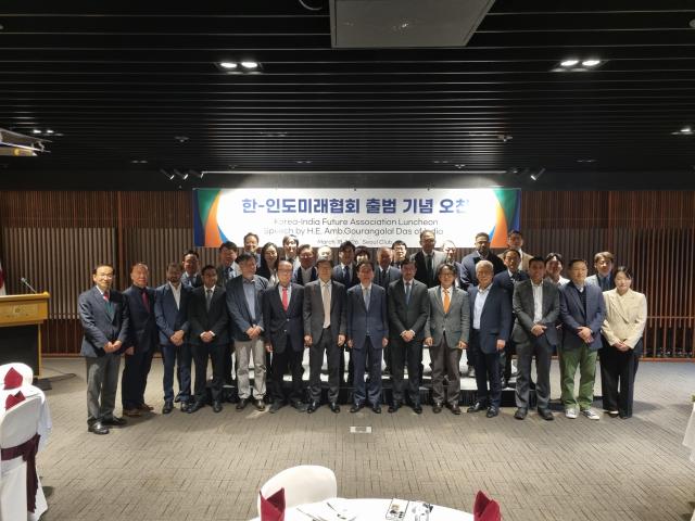 한-인도 미래협회 출범 후 첫 공식행사인 18일 오찬에 참석한 인사들이 기념 촬영을 하고 있다 한-인도 미래협회 제공
