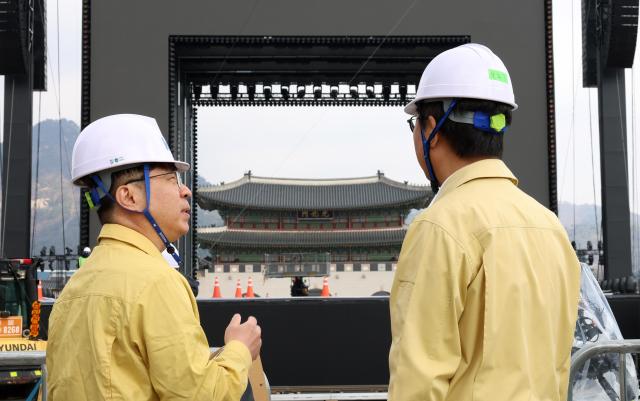 최휘영 문체부 장관은 20일 오전 BTS 컴백 공연이 이뤄지는 광화문 일대를 현장점검했다 사진문체부