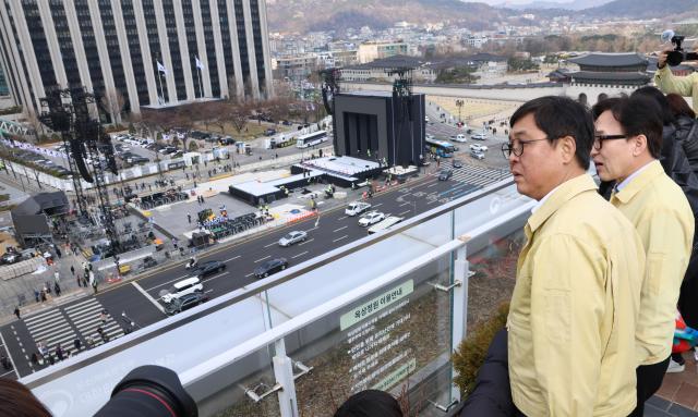 최휘영 문체부 장관은 20일 오전 광화문 일대를 찾아 BTS 컴백 공연 준비를 점검했다 사진문체부 