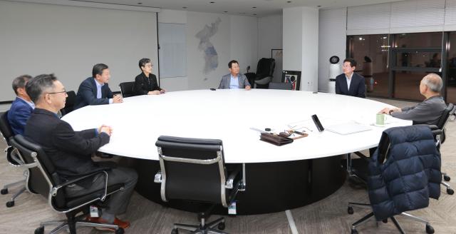이상일 시장이 지역 내 반도체 기업 대표들과 간담회을 열고 애로사항을 듣고 있다사진용인시
