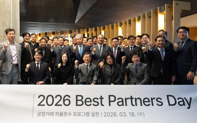 정경구 HDC현대산업개발 대표이사착석자 기준 왼쪽 세 번째가 2026 베스트파트너스데이 행사에서 협력회사 대표들과 기념촬영 하고 있다 사진HDC현대산업개발