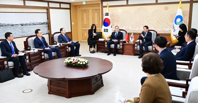 유정복 인천광역시장이 20일 시청 접견실에서 중국 옌타이시 장밍캉 시장과 양 도시간 협력방안을 논의하고 있다 사진인천시