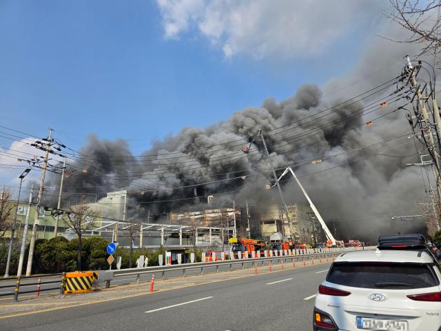 사진연합뉴스  20일 오후 1시 17분께 대전 대덕구 문평동 한 자동차부품 제조 공장에서 불이 났다 소방 당국은 신고 14분 만에 대응 2단계를 발령해 진화 작업을 벌이고 있다 인명피해는 확인되지 않았다