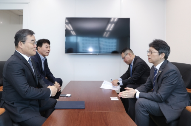 홍지선 국토교통부 2차관오른쪽이 김보현 대우건설 대표왼쪽를 만나 가덕도신공항 부지조성공사 추진 상황을 점검하고 있다 사진국토교통부