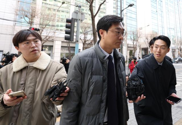 장경태 더불어민주당 의원이 지난 19일 서울 종로구 서울경찰청에서 열린 자신의 성추행 의혹 사건 관련 수사심의위원회에 출석하기 위해 청사로 향하고 있다 사진연합뉴스