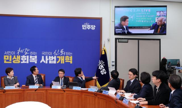 전한길 유튜브 영상 튼 민주당 최고위원회의 더불어민주당 한병도 원내대표가 20일 국회에서 열린 최고위원회의에서 전한길 유튜브 영상을 보여주며 가짜뉴스를 얘기하고 있다고 발언하고 있다 사진연합뉴스 