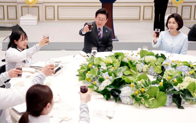 이재명 대통령과 김혜경 여사가 20일 청와대 영빈관에서 열린 2026 밀라노-코르티나담페초 동계패럴림픽 선수단 격려 오찬에서 참석자들과 건배하고 있다 사진연합뉴스