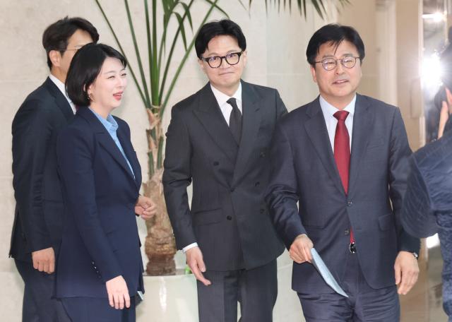 김종혁 전 국민의힘 최고위원이 20일 국회 소통관에서 중앙윤리위 징계에 대한 법원의 효력정지 가처분 인용 결정과 관련해 기자회견장을 향하고 있다 사진연합뉴스