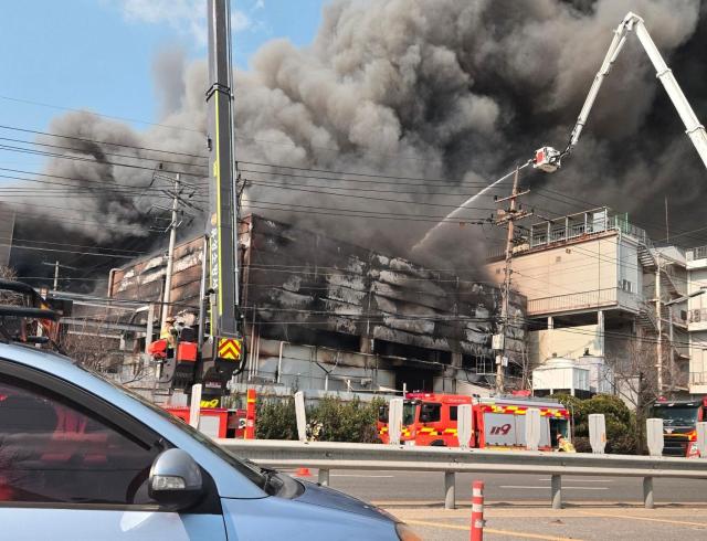 사진연합뉴스 20일 오후 1시 17분께 대전 대덕구 문평동 한 자동차부품 제조 공장에서 불이 났다 소방 당국은 신고 접수 9분 만에 대응 1단계 14분 만에 대응 2단계를 발령한 데 이어 다수의 인명피해가 발생할 것을 우려해 오후 1시 53분을 기해 국가소방동원령을 발령했다 오후 3시 기준 40여명이 다친 것으로 전해졌다