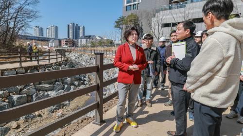 신계용 과천시장 제비울천 산책로 이달 말 조기 개방 추진
