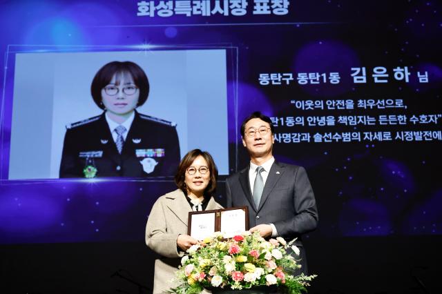 정명근 화성특례시장이 ‘제26회 화성특례시민의 날’ 기념식에서 시민 유공자에게 표창장을 수여한 뒤 기념촬영을 하고 있다 사진화성시