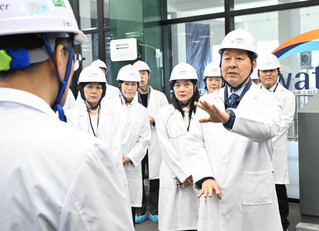 구윤철 부총리 겸 재정경제부 장관이 20일 경기도 화성 소재 한국수자원공사 화성 AI정수장을 방문 관계자로부터 AI정수장 시설 설명을 듣고 있다 사진재정경제부