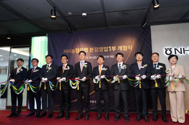 왼쪽부터 금융노조 NH지부 부위원장 이현인 NH농협은행 경영지원부문 부행장 박현동 주KG모빌리언스 상무 김경원 한화솔루션주 총괄 정원영 NH농협은행 은행장 강태영 유진기업주 부사장 김진구 효성티앤씨주 전무 최종일 사조산업주 전무 임태기 NH농협은행 기업금융부문 부행장 엄을용 NH농협은행 본점영업1부 부장 장해심 사진농협은행