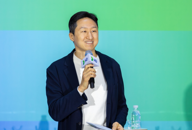 5일 HD현대 글로벌RD센터에서 열린 오프닝 2026Opening 2026에서 정기선 HD현대 회장이 새해 인사를 하고 있다 사진HD현대