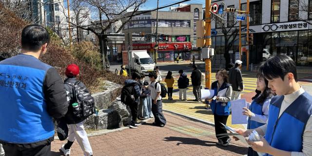 기장군은 기장읍 교리초등학교 통학로에서 아이먼저 캠페인을 실시하고 있다사진기장군