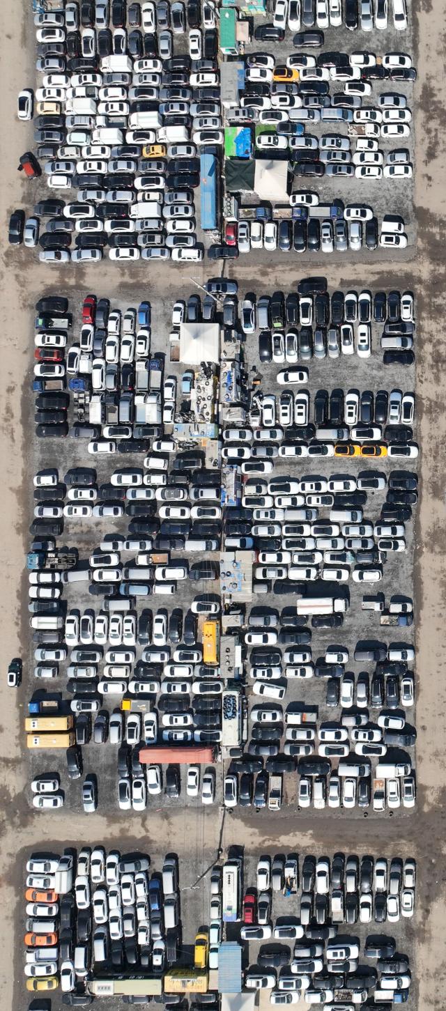 중동 사태 영향으로 중고차 전체 수출 중 약 3분의 1을 차지하는 중동 지역 중고차 수출에도 큰 차질이 빚어지는 가운데 지난 8일 인천시 연수구 옥련동 옛 송도유원지의 중고차 수출단지에 차량들이 빼곡히 주차돼 있다 사진연합뉴스