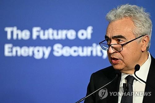 미, 유가 폭등에 이란산 원유 한시 판매 허용… 이란 팔 것 없다