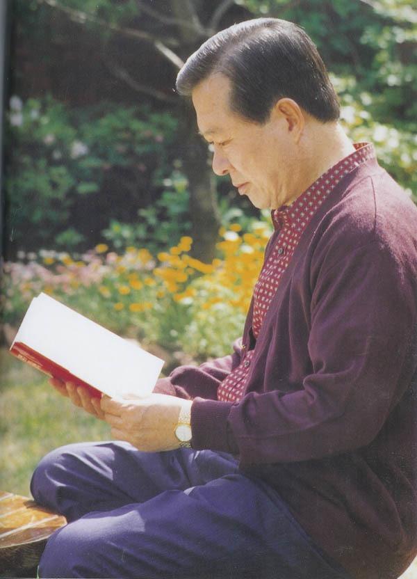 1991년 동교동 자택 정원에서 독서중인 모습 김대중대통령은 한평생 독서광으로 사셨다