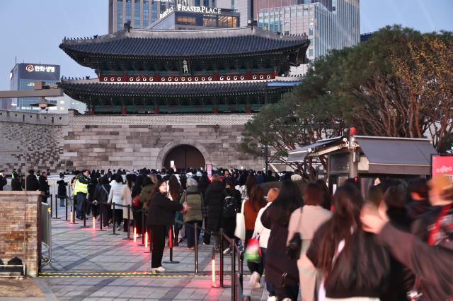 Citizens wait for a media facade at Sungnyemun in Jung District Seoul on March 20 2026 AJP Han Jun-gu 20260320
