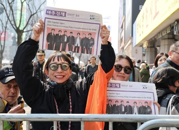 [포토] BTS 호외 받고 미소 짓는 아미