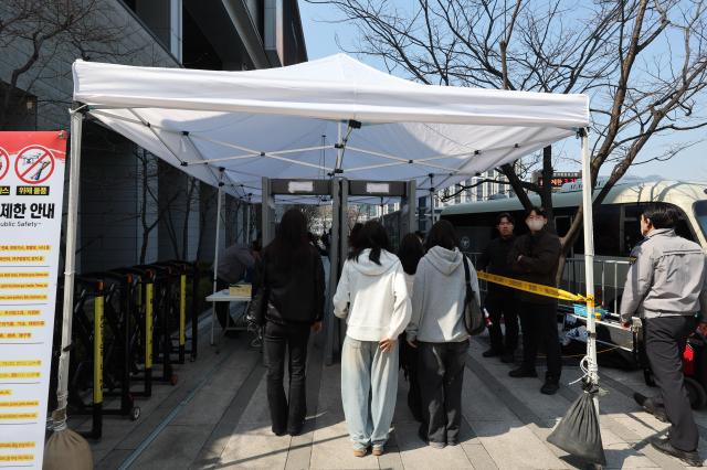 Security check points cause bottlenecks around Gwanghwamun area AJP Han Jun-gu