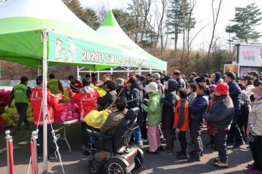 동해시, 동해웰빙레포츠센터서 나무 나누어주기 행사 개최…7000본 묘목 시민에 배부