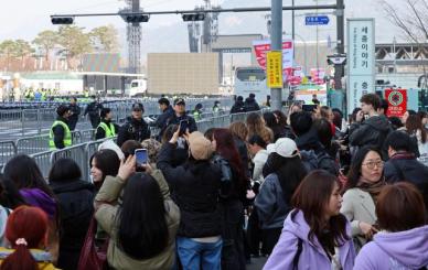 BTS 광화문 컴백 인파 2만명 돌파… 광화문 일대 마비된 교통