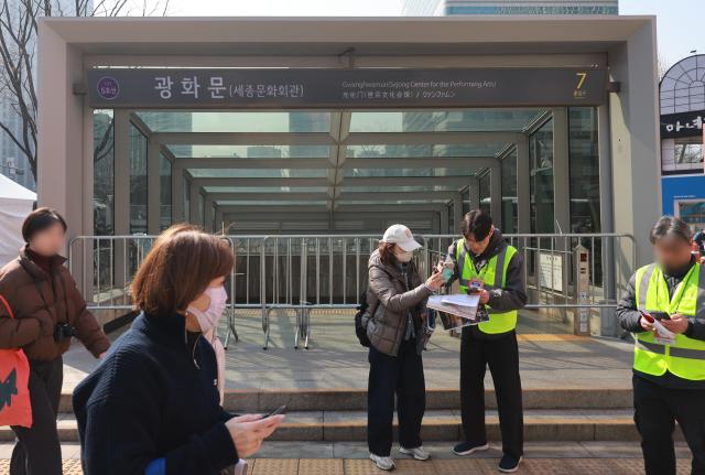 그룹 방탄소년단BTS이 정규 5집 아리랑ARIRANG 발매를 기념해 무료 공연 BTS 컴백 라이브 아리랑BTS THE COMEBACK LIVE｜ARIRANG을 여는 21일 서울 광화문역 출구가 조기 폐쇄되어 있다사진연합뉴스