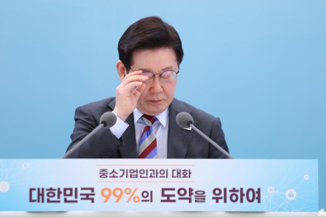 이재명 대통령이 20일 청와대 영빈관에서 열린 중소기업인과의 대화에서 참석자 발언을 듣고 있다 사진연합뉴스