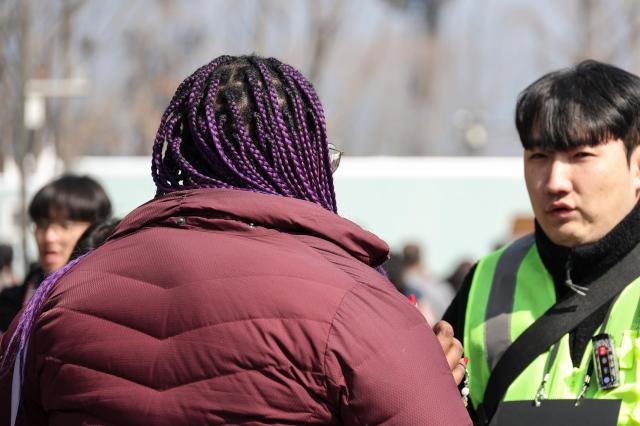 A fan turns out in purple-decorated hairstyle at Gwanghwamun on March 21, 2026 (AJP Yoo Na-hyun) 