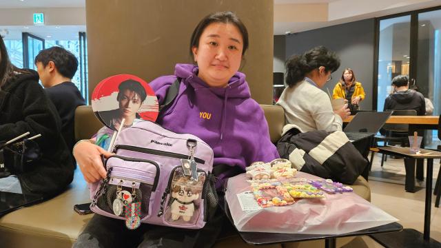 Kim Eun-ji shows off 130000-won worth BTS goods she bought while waiting for the Gwanghwamun show on March 21 2026 AJP Lee Jung-woo