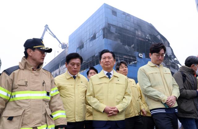 더불어민주당 정청래 대표가 21일 오전 대전 대덕구 자동차부품 제조 공장인 안전공업 화재 현장을 방문했다 사진연합뉴스