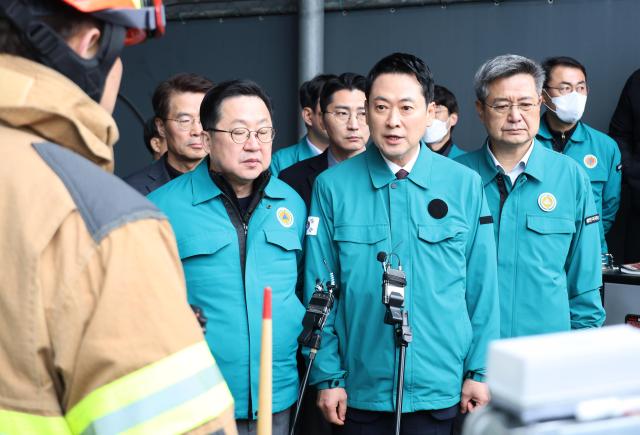 국민의힘 장동혁 대표가 21일 오전 대전 대덕구 자동차부품 제조 공장인 안전공업 화재 현장을 찾아 사고 현황을 확인하고 있다 사진연합뉴스