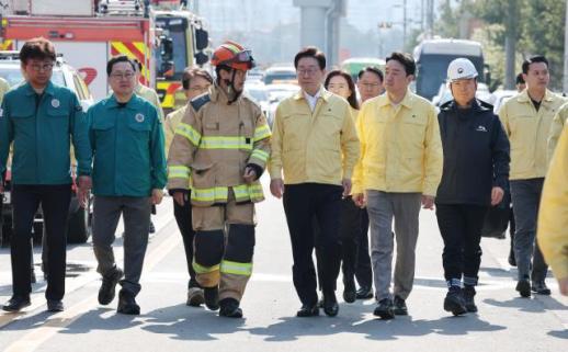李대통령, 대전 화재 현장 방문…2차 사고 안 나게 잘 챙겨달라
