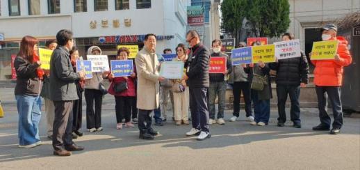 공천탈락 조성명 강남 구청장 지지자들, 피켓 항의 시위