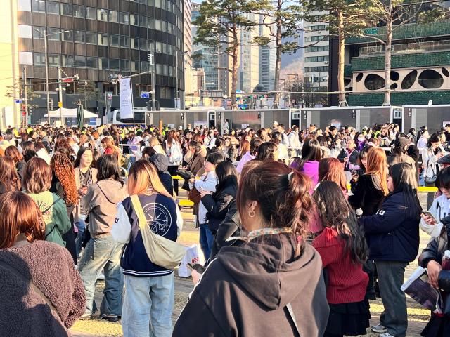 광화문 팬스 밖 명당 자리를 차지하기 위해 공연 수시간 전부터 자리 잡고 대기하는 팬 모습들 유준하 기자 