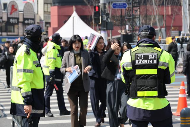 Police control traffic ahead of the BTS concert at Gwanghwamun Square in Seoul on March 21 2026 AJP Yoo Na-hyun 20260321