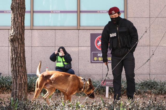 Police special forces and drug-sniffing dogs patrol near Gwanghwamun Square ahead of the BTS concert in Seoul on March 21 2026 AJP Yoo Na-hyun 20260321