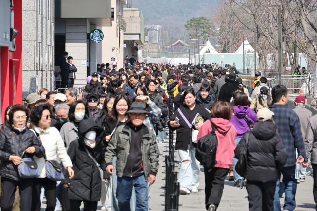 Civilians move under police guidance ahead of the BTS concert at Gwanghwamun Square in Seoul on March 21 2026 AJP Yoo Na-hyun 20260321