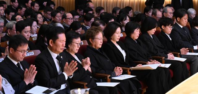 김혜경 여사가 14일 서울 동작구 원불교 소태산기념관에 열린 고 이해찬 전 국무총리 49재에서 기도하고 있다 사진연합뉴스