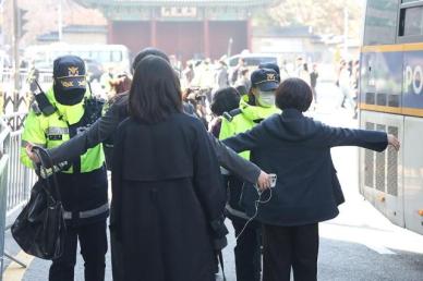 청첩장 내고 경찰버스 탄 하객들 "오래 기억될 일"