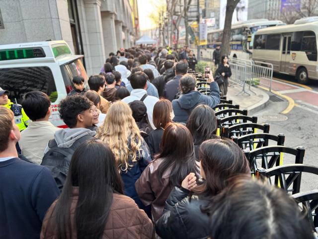 Fans hoping to get near the Gwanghwamun venue follow an endless line without knowing where it is headed about 2 hours before the show that starts at 8 pm March 21 2026 AJP Han Jun-gu
