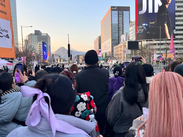 Fans who were lucky enough to find a location before a giant screen and listen to the live concert Han Jun-gu