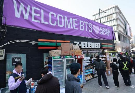 BTS 공연 특수에 광화문 상인들 "물량 10배~20배 발주"