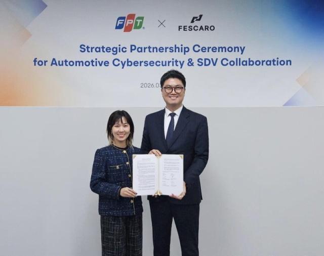 즈엉 응우엔 티 투이 FPT 오토모티브 CRO왼쪽와 구성서 페스카로 상무가 자동차 사이버보안·SDV 개발 협력을 위한 MOU 체결식에서 사진 촬영을 하고 있다 사진페스카로