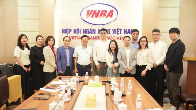 베트남은행협회가 한국 PFC테크놀로지스와 면담 후 기념촬영을 하는 모습 사진베트남 은행협회VNBA 기관지 제공